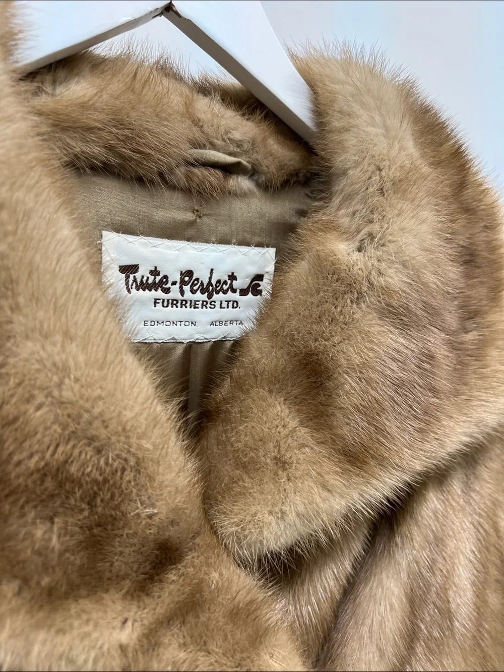 Classic Women’s Fur Coat in Light Brown - Picture 4 of 5
